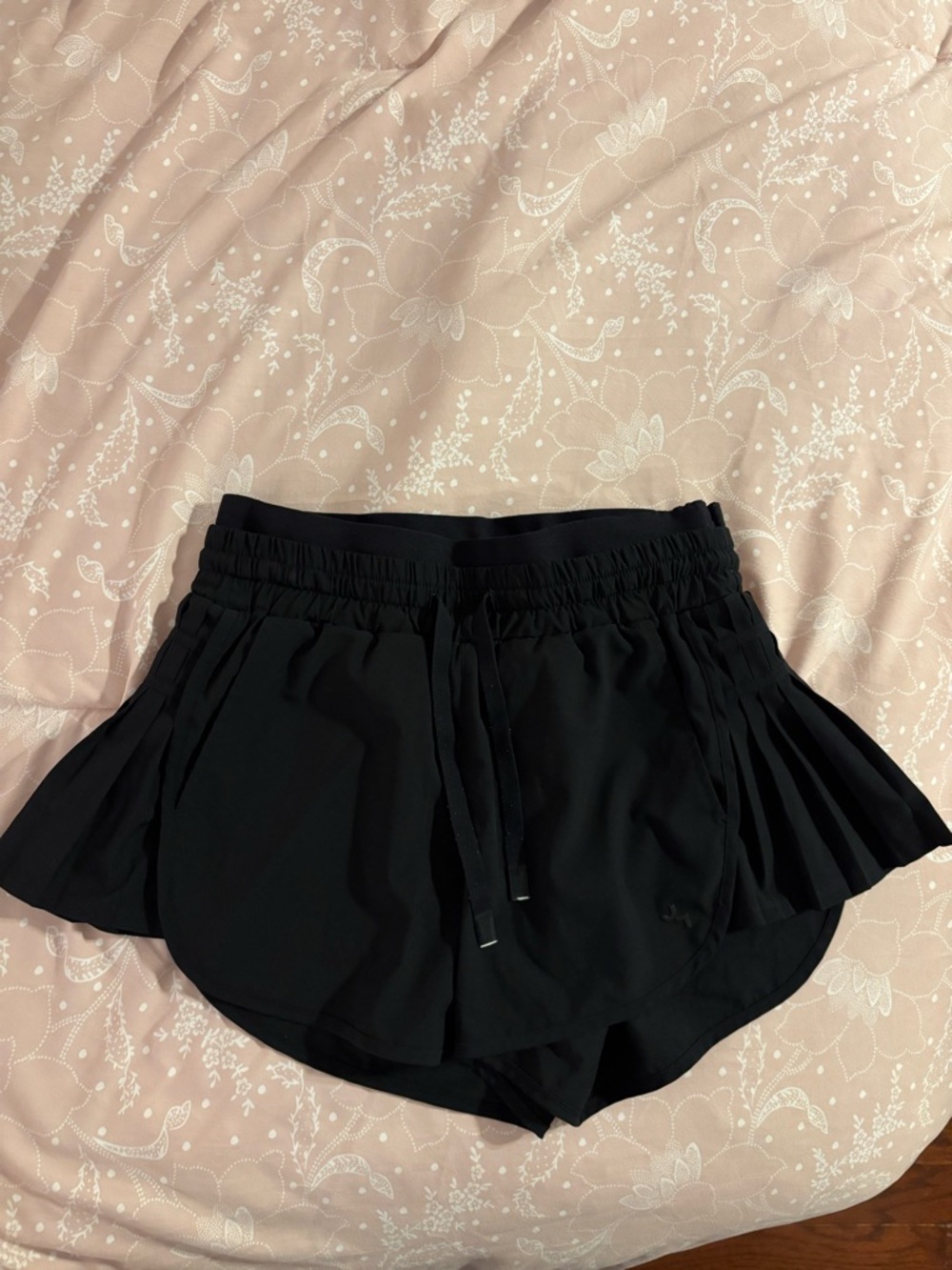 Shorts with cute flare pleat on side